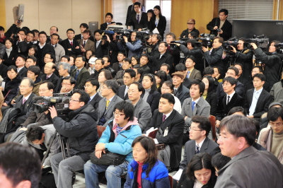 ▲ 일반 국민이 재판에 직접 참여하는 국민참여재판이 12일 오후 2시 국내 사법사상 처음으로 대구지방법원에서 열렸다. 법정을 가득 메운 방청객과 취재진이 진지하게 재판을 지켜보고 있다. 김태형기자 thkim21@msnet.co.kr