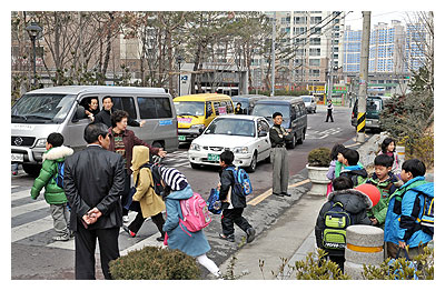 ▲ 달서구 월서초교 앞 도로는 불법 주정차 차량과 일방통행을 무시하고 역주행하는 차량, 아파트 단지 정문에서 나오는 차량이 뒤엉켜 곳곳에서 아찔한 순간이 목격되고 있다. 정우용기자 vin@msnet.co.kr