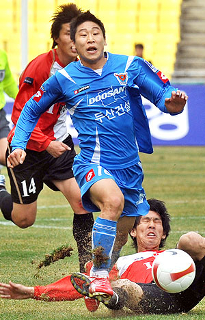 ▲ 16일 대구 스타디움에서 열린 프로축구 대구 홈 개막전에서 대구FC의 이근호(가운데)가 부산 아이파크의 선수들을 제치고 드리볼하고 있다.윤정현 인턴기자