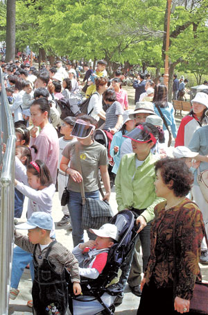 화창한 봄날, 야외 활동이 많아지면서 피부 트러블을 호소하는 사람도 늘고 있다. 봄철 피부 관리엔 세안과 보습, 자외선 차단이 무엇보다 중요하다. 사진은 기사와 관계 없음.(매일신문 자료사진)