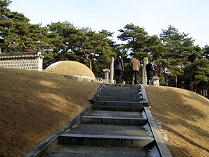 ▲ 통제사 이순신 장군의 묘와 그 주변. 이순신 장군이 평생 안고 다녔던 쓸쓸함이 느껴진다.