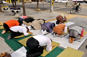 ▲ 대구 중·남구에 출마한 한 후보가 7일 명덕네거리에서 선거운동원과 함께 109배를 올리며 지지를 호소하고 있다. 이날 109배를 한 후보는 동화사 행자시절의 초심으로 돌아간다는 108배와 중·남구민을 위한 1배를 합쳐 109배를 하게됐다고 말했다. 이채근기자 mincho@msnet.co.kr