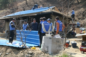 ▲ 코레일 경북북부지사 직원들이 집수리 봉사활동을 펴고 있다.