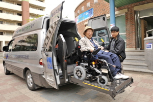 ▲ 뇌병변 장애로 몇년 동안 투표를 하지 못했던 고준수씨가 9일 오전 달서구장애인이동지원센터가 제공한 리프트 장착 특수차량을 타고 월성주공3단지 투표소에 도착해 내리고 있다. 정우용기자 vin@msnet.co.kr