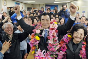 ▲ 9일 오후 대구 달서갑 박종근 친박연대 당선자가 축하 꽃다발을 목에 걸고 지지자들과 함께 환호하고 있다. 김태형기자 thkim21@msnet.co.kr