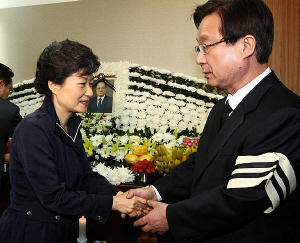 ▲ 한나라당 강재섭 대표가 11일 대구 경북대병원 장례식장에 마련된 부친 강성무옹(翁)의 빈소에서 조문 온 한나라당 박근혜 전 대표와 악수를 나누고 있다. 이채근기자 mincho@msnet.co.kr