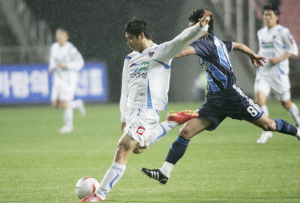 ▲ 16일 울산 문수구장에서 열린 프로축구 삼성하우젠컵 2008 경기에서 대구FC의 이근호가 슛을 날리고 있다. 대구FC 제공