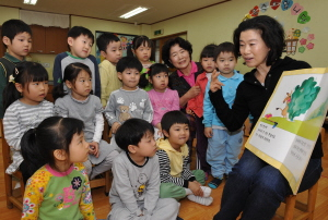 ▲ 수정유치원에서 자원봉사를 하는 오영길씨가 아이들에게 그림책을 읽어주고 텃밭에서 아이들과 함께 꽃 가꾸기를 하고 있다. 정운철기자 woon@msnet.co.kr