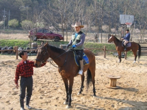 ▲ 상주시 양촌동에 조성된 승마 체험장에서 하재기씨가 지역민들의 승마 체험을 돕고 있다.