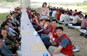 ▲ 2일 예천 풍양 삼강나루터에서 경북도청 공무원 60여명과 이 지역 주민 50여명이 술상을 사이에 두고 앉아 각종 낙동강 개발 사업에 대한 이야기꽃을 피웠다.