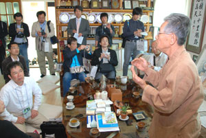 도예명장 천한봉 선생이 문경지역 전통망댕이가마와 도예명인 팸투어에 참가한 일본 도예인들에게 문경 도자기에 대해 설명하고 있다.