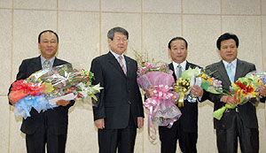 ▲ 군위 팔공농협(조합장 김영석·왼쪽에서 첫번째)은 최근 농협중앙회로부터 전국 1천193개 농협 평가에서 최고 점수를 받아 