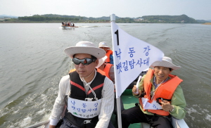 ▲ 낙동강 대구구간 뱃길 탐사단이 16일 오후 보트를 이용해 성주대교에서 죽곡취수장 구간을 탐사하고 있다. 김태형기자 thkim21@msnet.co.kr