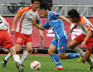 ▲ 18일 대구 스타디움에서 열린 프로축구 경기에서 대구FC의 이근호(가운데)가 제주 유나이티드의 수비진을 뚫고 드리블하고 있다. 윤정현 인턴기자