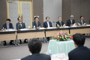 ▲ 삼성전자와 경북대 모바일테크노빌딩에 입주한 협력업체, 대구시, 경북대가 처음으로 한 자리에 모여 모바일산업발전 감담회를 열었지만 심도 있는 이야기는 오가지 못했다. 대구시 제공