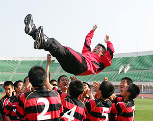 ▲ 20일 대구시장기 전국중학교 축구대회에서 우승한 포철중 선수들이 최문식 감독을 헹가래치고 있다.