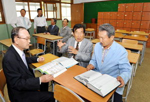 졸업 50주년 기념 행사를 앞둔 20일 경대사대부고 7회 졸업생들이 모교를 방문, 학창시절의 추억을 회상하고 있다. 이채근기자 mincho@msnet.co.kr