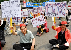 ▲ 대구 수성구 파동지역 주민 100여명이 22일 대구시청 앞에서 상인~범물간 4차순환도로 건설에 따른 적절한 보상을 요구하며 집회를 갖고 있다. 이채근기자 minchom@msnet.co.kr