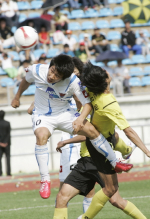 ▲ 25일 전남 순천의 팔마경기장에서 열린 프로축구 삼성하우젠 K리그 2008 11라운드 경기 대구FC-전남 드래곤즈전에서 대구의 이근호가 전남 수비수들 사이에서 헤딩을 시도하고 있다. 대구FC 제공