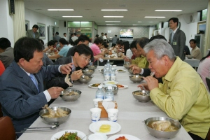 ▲ 이정백 상주시장과 직원들이 시청 구내식당에서 닭고기 시식회를 열고 있다.