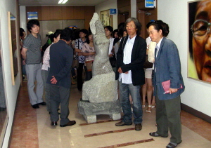 ▲ 영남대 조형대학 미술학부 교수와 학생들이 산학협약을 체결한 경산1산업단지내 (주)삼광의 공장내에 전시된 자신들의 작품을 감상하고 있다.