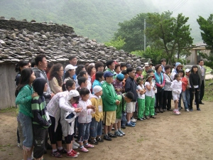 ▲ 체험 경북가족여행 울릉도 행사에 참가한 관광객들이 지난달 30일 나리분지 너와집에서 문화관광해설사의 설명을 듣고 있다.