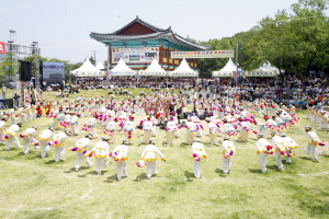 ▲ 2007년 경산자인단오제에서 경산여자전산고 학생들이 여원무를 추고 있다.