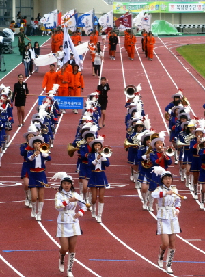 ▲ 3백만 경북도민의 한마당 축제인 제46회 경북도민체육대회가 5일 영천시민운동장에서 화려하게 개막됐다. 4일 열린 개막식 리허설에서 고적대와 함께 기수단이 입장하고 있다. 이채근기자 mincho@msnet.co.kr