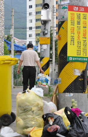 ▲ 쓰레기 불법 투기를 막기 위해 방송까지 가능한 음성·영상 복합 CCTV가 주택가 곳곳에 설치돼 효과를 거두고 있다. 사진은 달서구 죽전동 주택가에 설치된 CCTV. 정운철기자 woon@msnet.co.kr