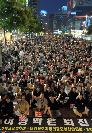 ▲ 6월 민주항쟁 21주년을 맞은 10일 오후 대구 한일극장 앞 국채보상로에서 6천여명(주최측 추산)의 시도민들이 참가한 가운데 