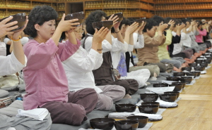 ▲ 음식물 쓰레기 대란에 때맞춰 한국불교대학에서 실시하는 발우공양이 시민들에게 인기다. 발우공양은 음식물을 전혀 남기지 않는 스님들의 식사방법. 18일 발우공양에 참석한 신도들이 식사 전 봉발의식을 하고 있다. 정우용기자 vin@msnet.co.kr