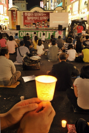 ▲ 22일 오후 대구백화점 앞 광장에서 열린 촛불집회에서 참가 시민들이 쇠고기 수입 관련 동영상을 지켜보고 있다. 김태형기자 thkim21@msnet.co.kr