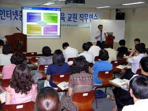 ▲ 한국정보문화진흥원은 8월1일까지 2주 동안 대구교육정보원에서 대구의 교사들을 대상으로 인터넷 중독 예방교육 연수를 하고 있다.