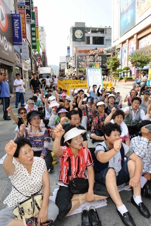 ▲ 대구 동성로 노점상 철거를 위한 행정대집행에 반발한 노점상인들이 7일 오전 동성로에서 생존권 보장을 외치며 시위를 벌이고 있다. 정운철기자 woon@msnet.co.kr