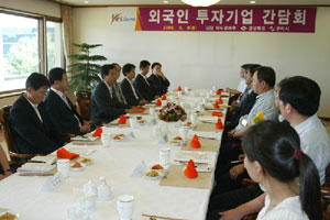 최영조 구미부시장, 김규환 경제통상국장 등 시 관계자들이 최근 구미공단 내 외국인 투자기업 관계자들과 간담회를 갖고 각종 현안을 논의하고 있다. 구미시 제공