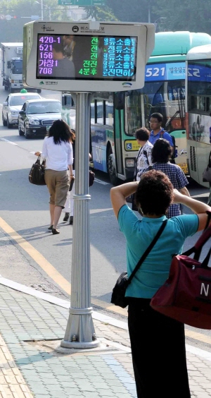 ▲ 대구~경산 시내버스의 운행과 도착 정보를 버스 정류장에서 실시간으로 확인할 수 있는 광역버스정보시스템이 올 연말 시행을 앞두고 있는 가운데 시범운영중인 동대구고속터미널 앞 정류장에서 한 시민이 안내기를 지켜보고 있다. 윤정현 인턴기자