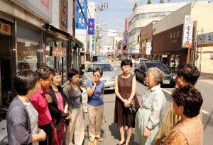 ▲ 대구시가 종로골목(만경관~동아쇼핑)구간 일방통행을 양방향 차량운행으로 계획하자 18일 종로골목 상인들이 모여 회의를 가지며 집단반발하고 있다. 이채근기자 mincho@msnet.co.kr