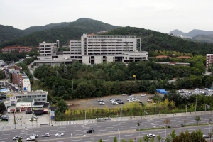 ▲ 계명대가 성서캠퍼스내 의과대학·간호대학은 물론 새동산병원 신축을 추진하면서 지역 의료산업의 성서시대를 예고하고 있다. 사진은 공사를 재개할 의대와 간호대 모습과 새동산병원이 들어설 부지.