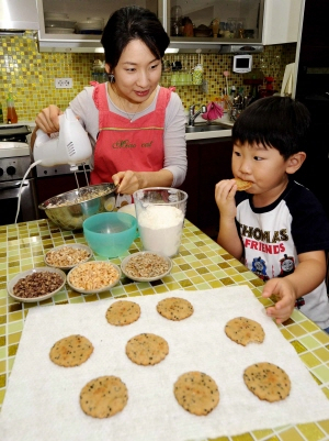 ▲ 멜라민 파동으로 과자에 대한 경계심이 높은 가운데 직접 과자를 만들어 먹이려는 주부들의 관심이 높아지고 있다. 