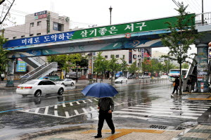 ▲ 지난 1997년 설치된 평리육교의 철거가 초읽기에 들어갔다. 이번 평리육교 역시 주민들의 설문조사를 바탕으로 한 것이라 보행권에 대한 주민 의견을 적극 수렴한 행정이라는 평가를 받고 있다. 윤정현 인턴기자