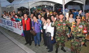 ▲ 안동발전시민회의 회원들이 26일 안동국제탈춤축제 개막 길놀이 행사에서 도청 소재지 조례 통과를 환영하는 현수막을 들고 행진하고 있다.