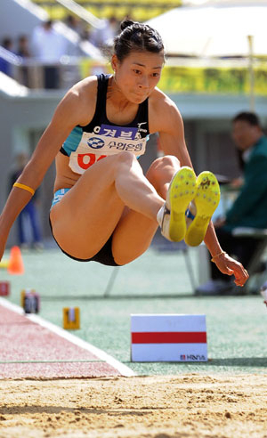 12일 오후 여수 망마경기장에서 열린 제89회 전국체전 육상 여자일반부 멀리뛰기에서 6.43m로 금메달을 딴 정순옥(안동시청)이 비상 후 착지하고 있다. 김태형기자 thkim21@msnet.co.kr