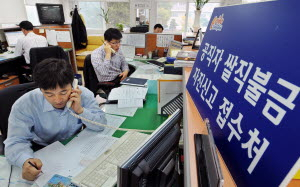 ▲ 쌀 직불금 부당 수령 공직자에 대한 명단공개 요구가 거세지고 있는 가운데 23일 오전 경북도청 감사관실 