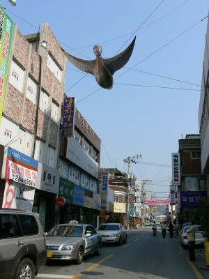 ▲ 설치조형물 동문게이트가 방문객을 맞이하는 전주 동문거리.