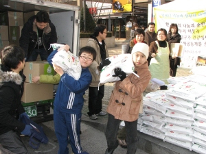 ▲ 아름다운 가게 대구경북본부는 매년 수익금으로 쌀과 생활필수품 등을 구입, 어려운 이웃들에게 나눠주는 나눔보따리 전달 행사를 갖고 있다.