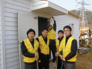 ▲ 구미 공간종합건설 김남걸 사장 등 임직원들은 19일 제2호 나눔의 집을 완공했다. 구미 공간종합건설 제공