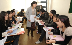 ▲ 지난 22일 경북대 어학교육원 한국어과정 강의실에서 10여명의 중국인 유학생들이 한국어 수업을 받고 있다. 이채근기자 mincho@msnet.co.kr