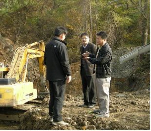 ▲ 경북도 공무원들이 임도 건설 현장(버섯재배시설)에서 기술자문을 하고 있다. 경북도 제공