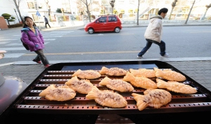 ▲ 밀가루값 인상을 앞두고 대구시 북구에서 붕어빵 노점상을 운영하는 한 상인은 걱정이다. 이 상인은 