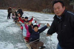 ▲ 상주 화동면 신촌리 주민들이 자연 썰매장을 만들어 주민들과 도시민들에게 무료로 개방하고 있다. 이홍섭기자